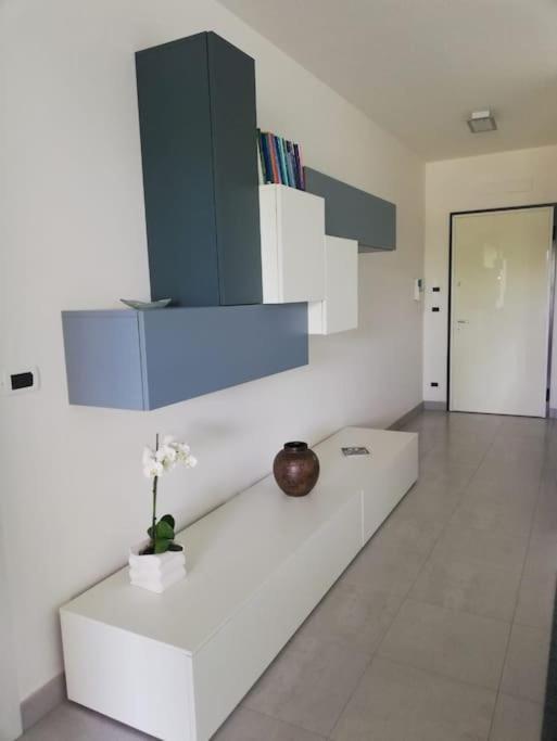 White-Blue Vibes, Seafront 2-Bedroom Apt Montesilvano Exterior photo