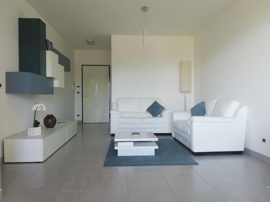 White-Blue Vibes, Seafront 2-Bedroom Apt Montesilvano Exterior photo