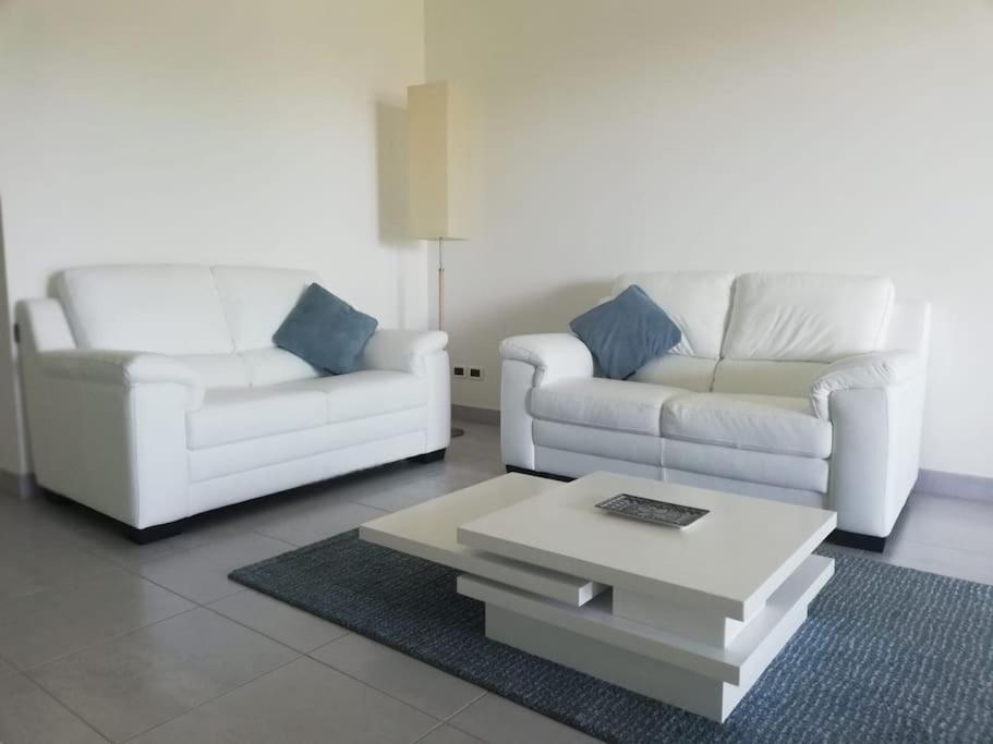 White-Blue Vibes, Seafront 2-Bedroom Apt Montesilvano Exterior photo