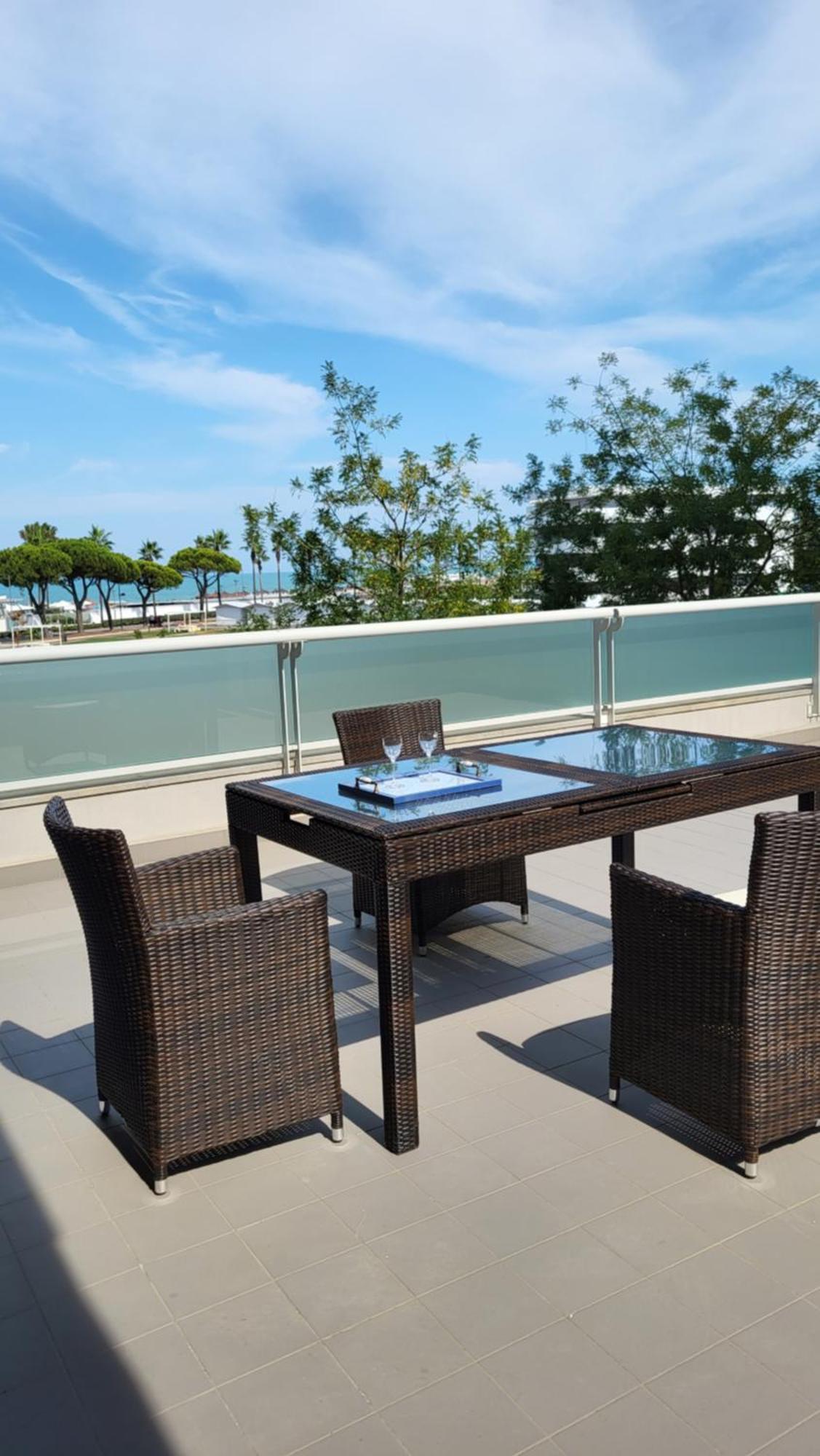 White-Blue Vibes, Seafront 2-Bedroom Apt Montesilvano Exterior photo